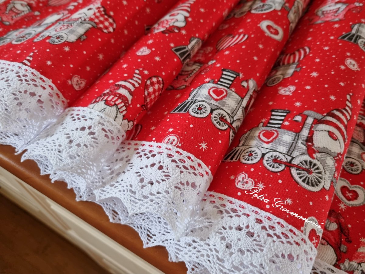Běhoun v červeném provedení s Vánočním motivem , lemovaný bílou krajkou šíře 45 mm