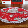 Běhoun v červeném provedení s Vánočním motivem , lemovaný bílou krajkou šíře 45 mm