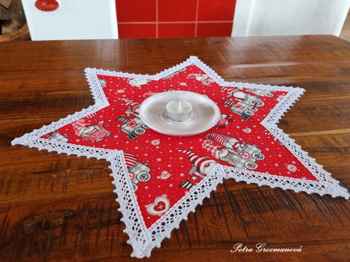 Vánoční hvězda, lemovaná bílou krajkou šíře 20 mm