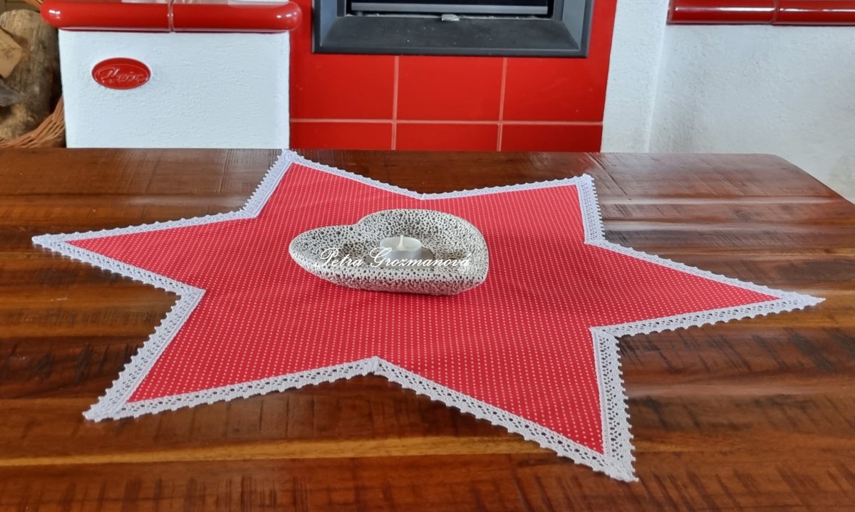 Vánoční hvězda, lemovaná bílou krajkou šíře 20 mm