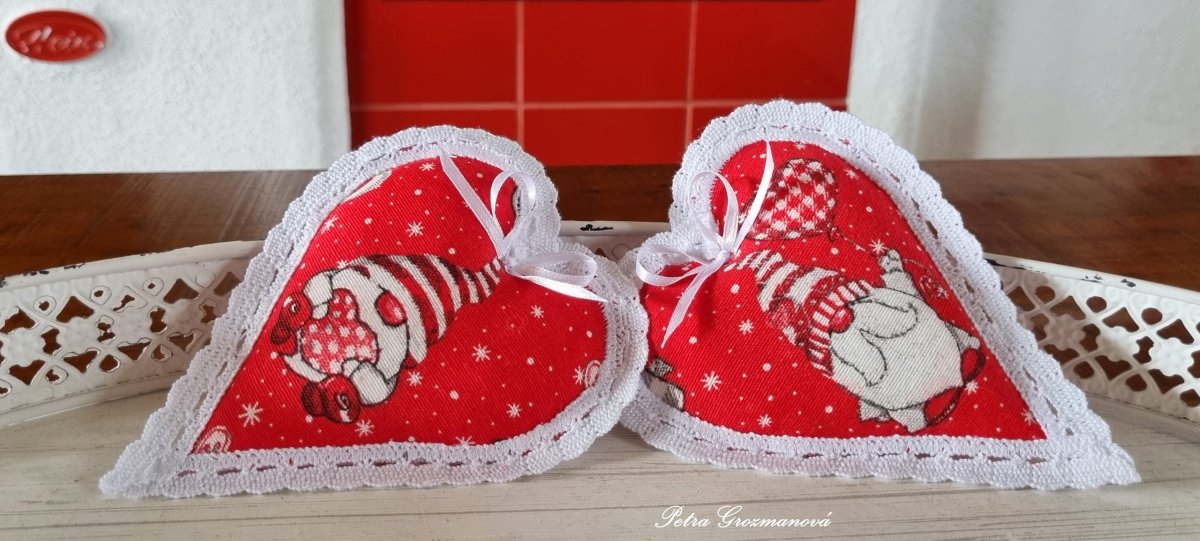 Srdíčko lemované bílou krajkou 