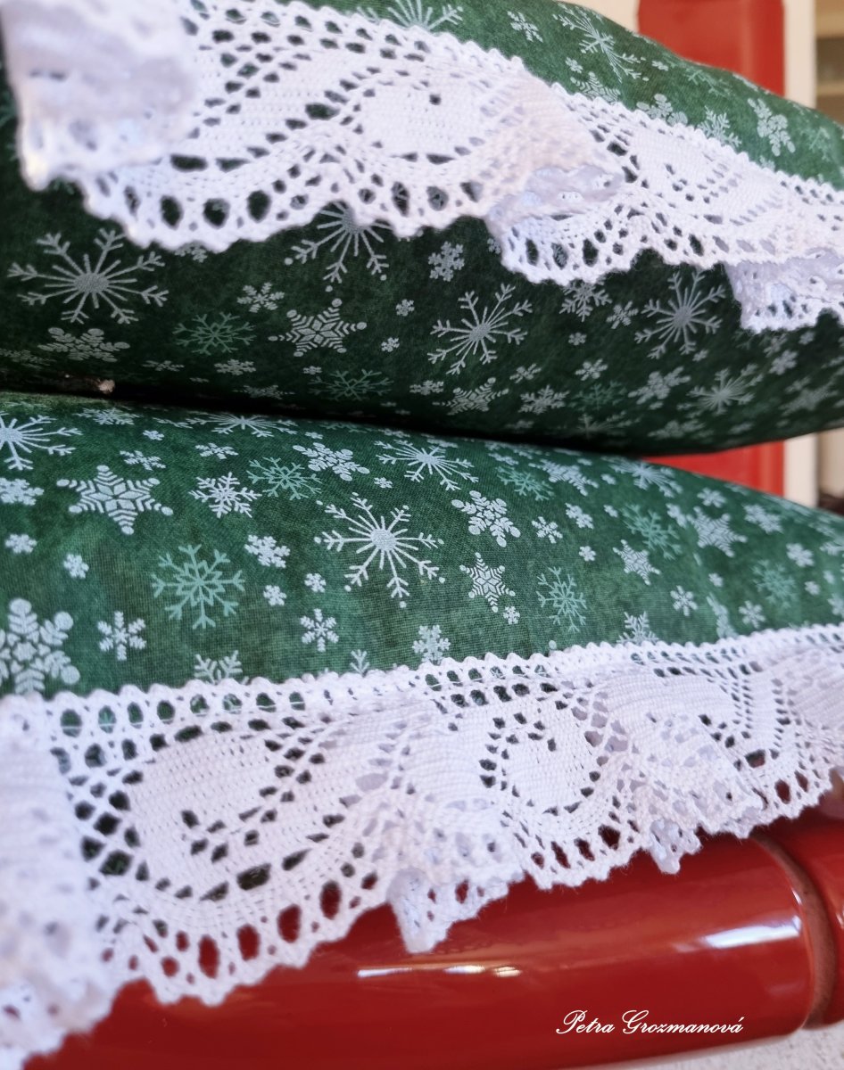 Sedák s vánočním motivem, lemovaný krajkou šíře 45 mm včetně výplně s úvazy.