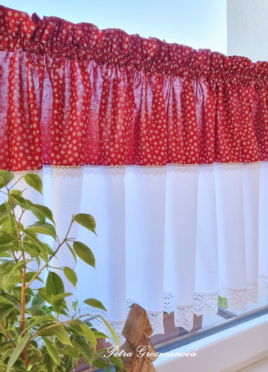 Záclonka kombinovaná s vánočním motivem, lemovaná bílou krajkou šíře 45 mm, 20 mm