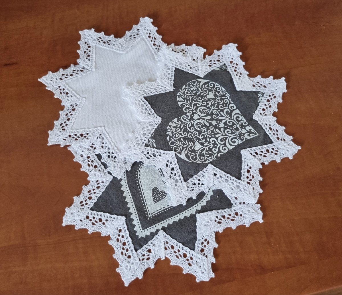 Vánoční hvězdička pod kafíčko, lemovaná bílou krajkou šíře 20 mm