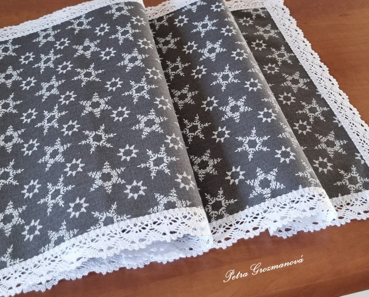 Běhoun ve Vánočním provedení, lemovaný bílou krajkou šíře 25 mm