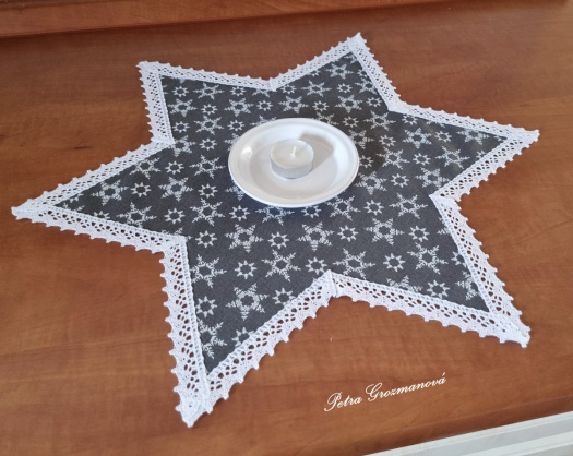 Vánoční hvězda s motivem bílých vloček, lemovaná bílou krajkou šíře 20 mm