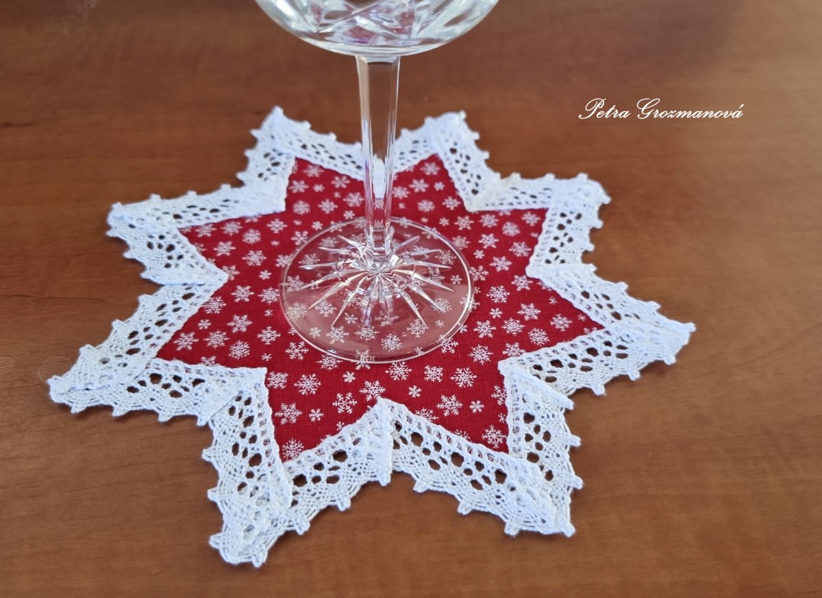 Vánoční hvězdička pod kafíčko, lemovaná bílou krajkou šíře 20 mm