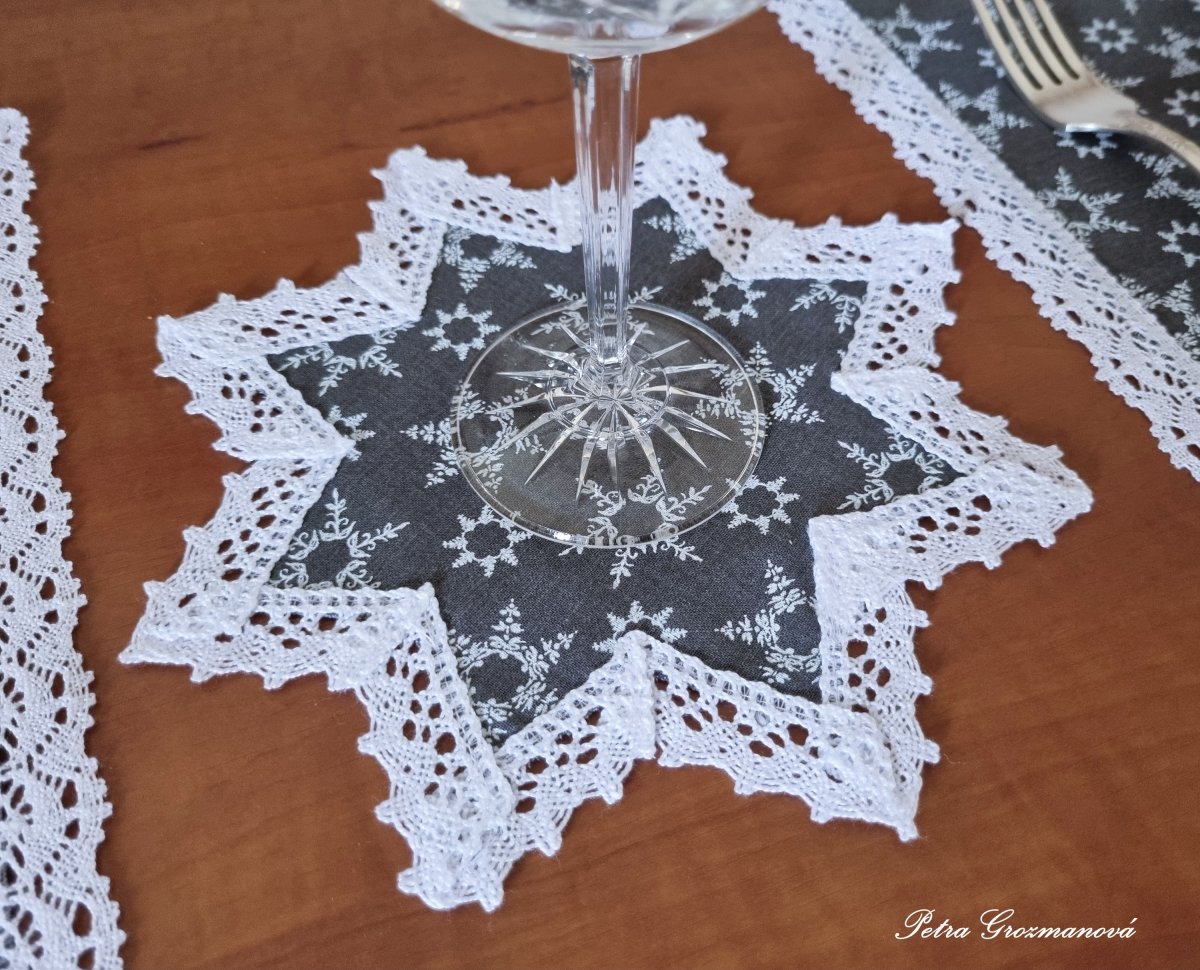 Vánoční hvězdička pod kafíčko, lemovaná bílou krajkou šíře 20 mm