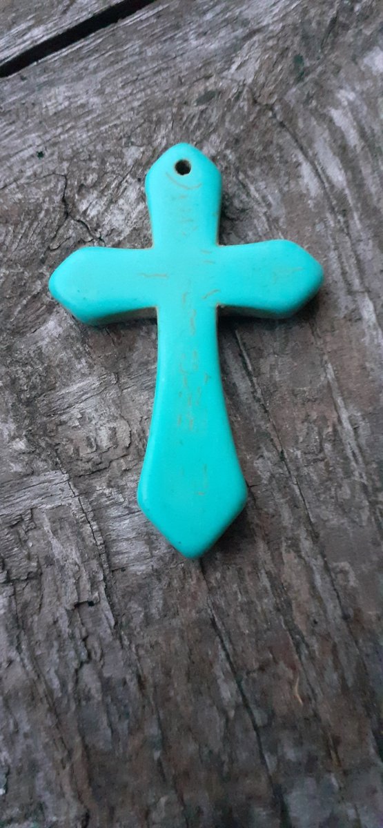Korálky ze syntetického tyrkysu ve tvaru kříže