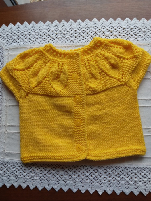Ručně pletený kabátek pro miminko zlatě žlutý s lístečky 6-9 měs.