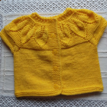 Ručně pletený kabátek pro miminko zlatě žlutý s lístečky 6-9 měs.