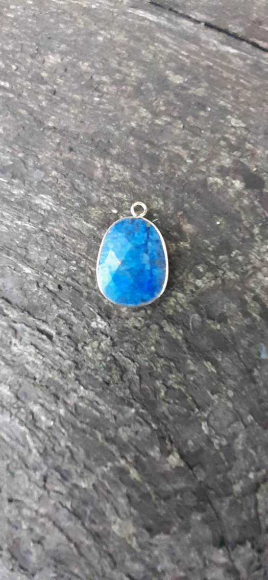 Přívěsek z broušeného lapisu lazuli s hranou z mosazi