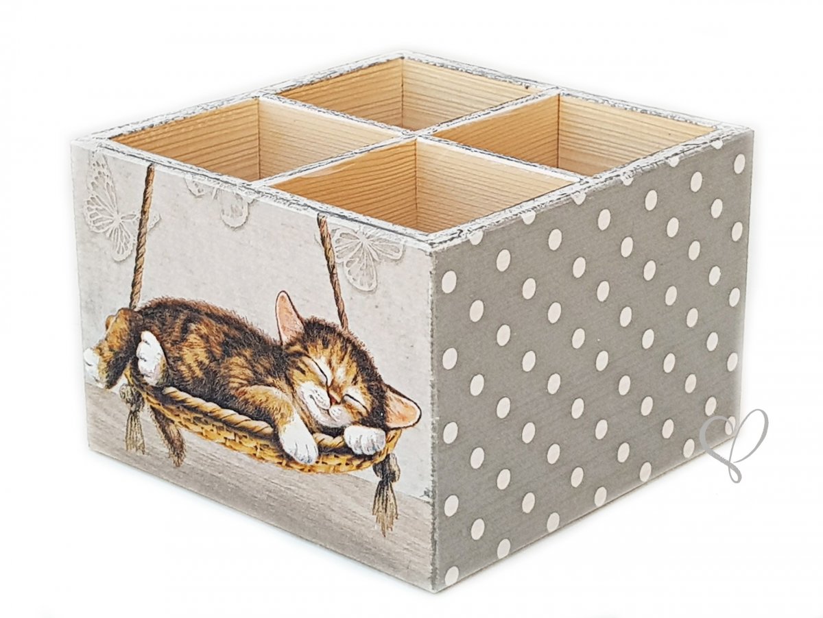 dřevěný stojánek na pastelky kotě na houpačce