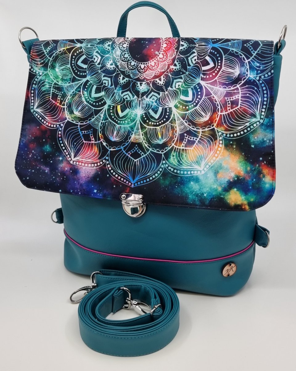 Crossbody kabelko batoh s mandalou a růžovými doplňky.