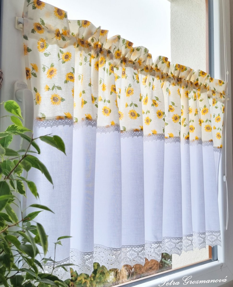 Kombinovaná záclonka, lemovaná bílou krajkou šíře 45 mm, 20 mm