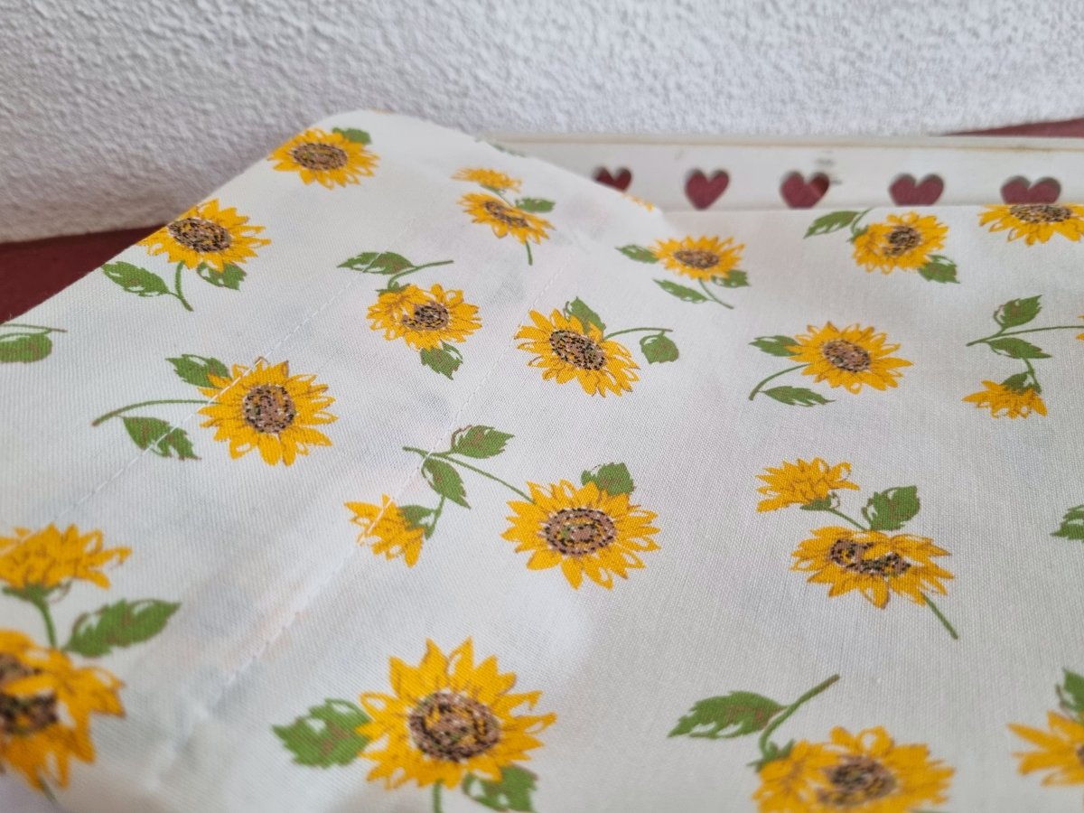 Závěsy s motivem slunečnic, včetně horního řaseni.