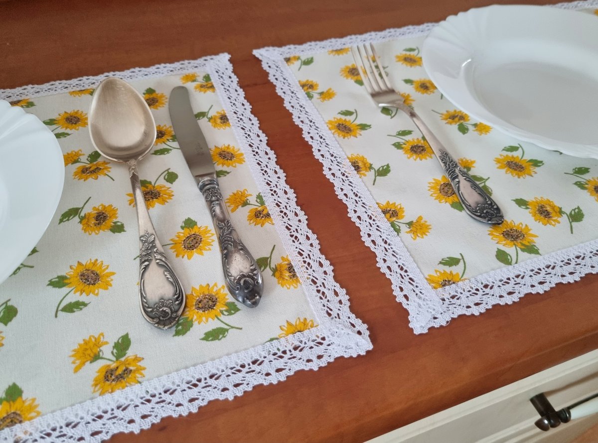 Dekorační prostírání, lemované bílou krajkou šíře 25 mm