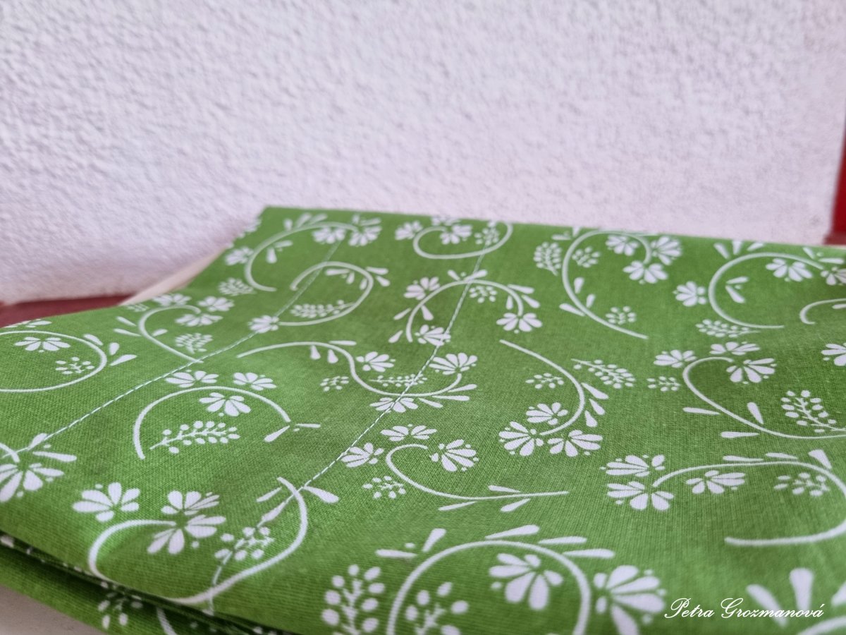 Závěsy s květinovým motivem, včetně horního řaseni.