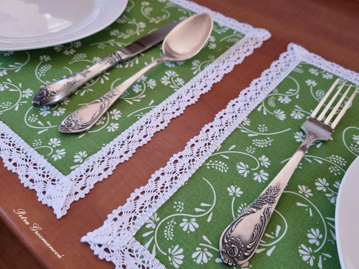 Dekorační prostírání, lemované bílou krajkou šíře 25 mm