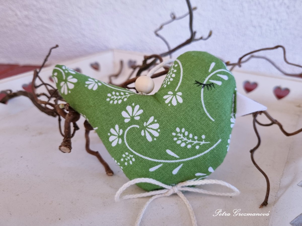 Dekorační ptáček k zavěšení.