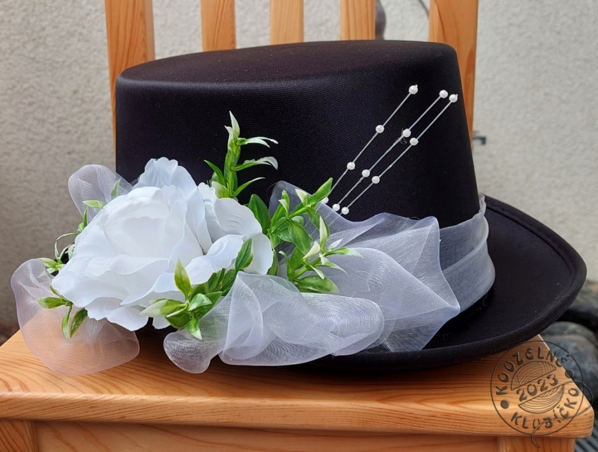 Cylindr černý svatební zdobený růží