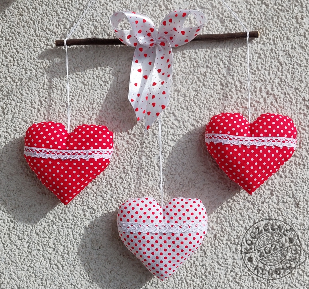Závěsná dekorace z puntíkatých srdíček