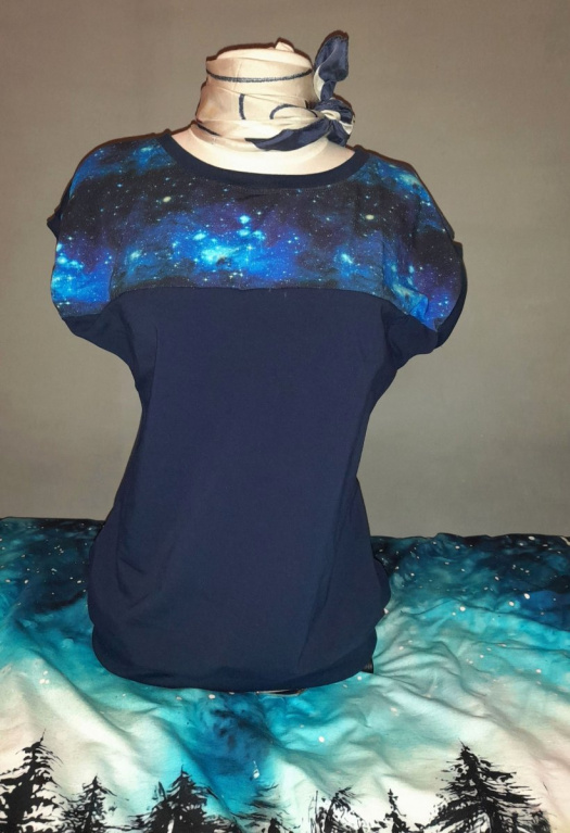 Napůl vesmír - dámské tričko se sedlem