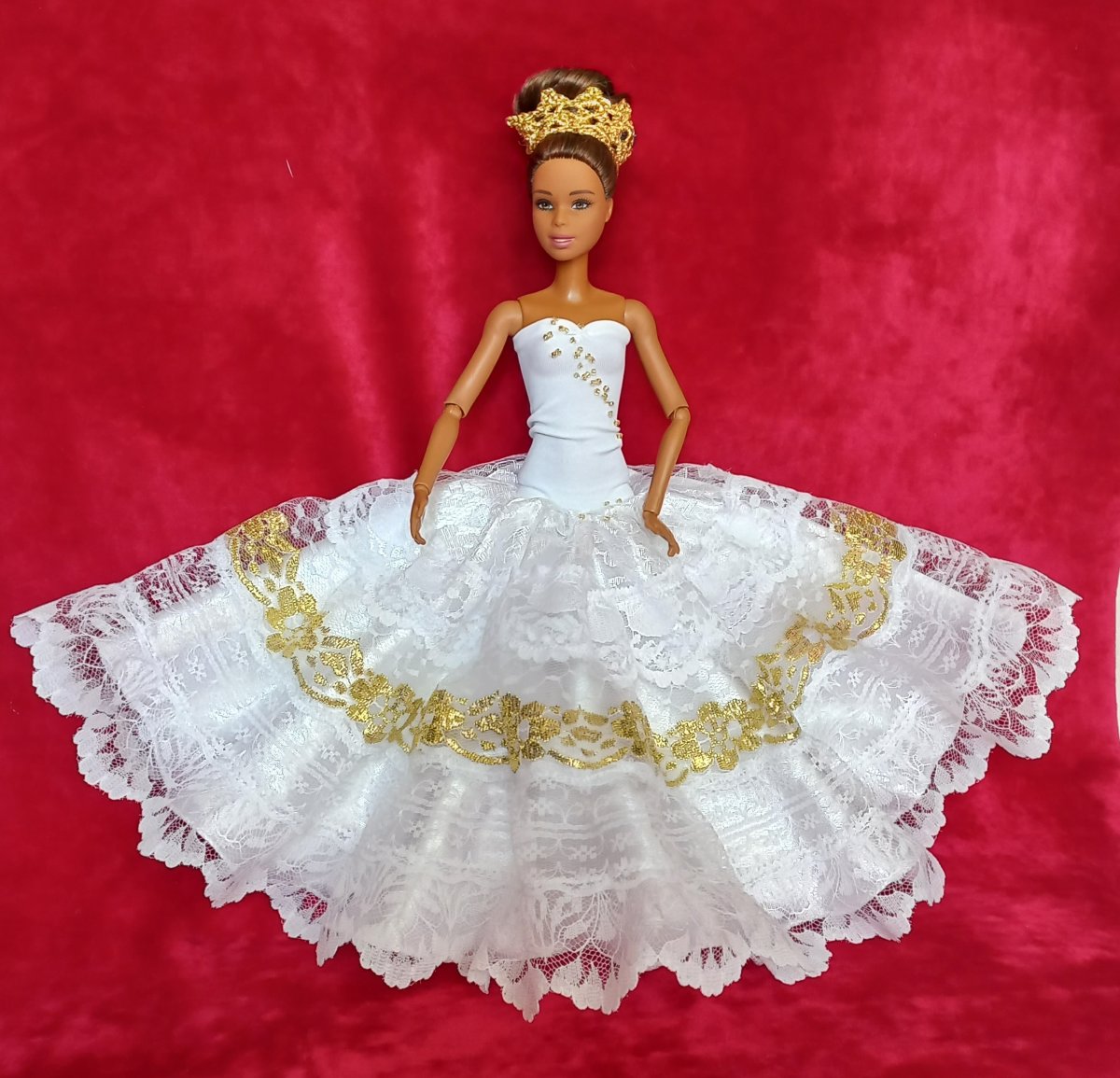 šatičky pro Barbie-  bílo-zlaté se závojem