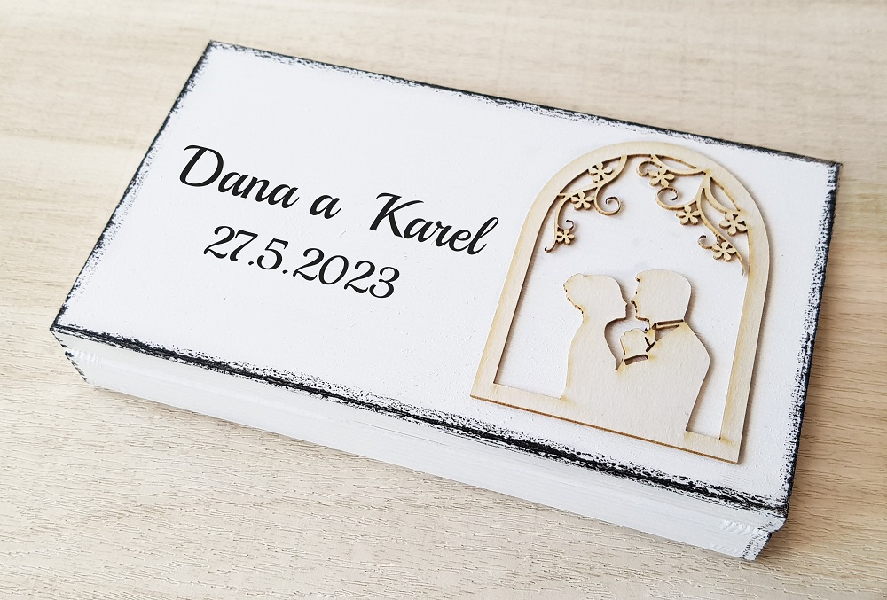 svatební truhlička na bankovky novomanželé v okénku