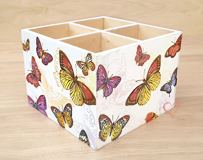 dřevěný stojánek na pastelky motýlci