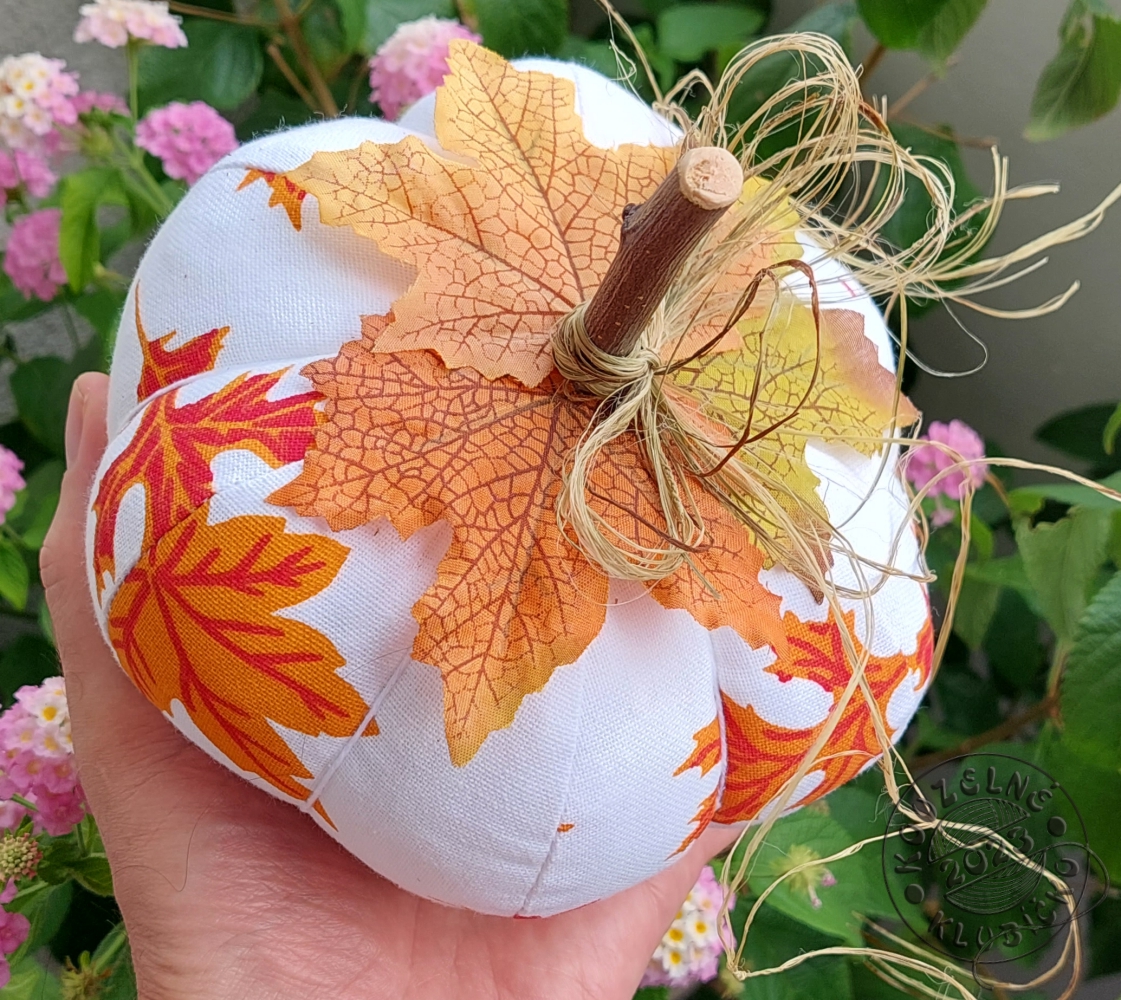 Šitá dýně REŽNÁ BÍLÁ S LISTY