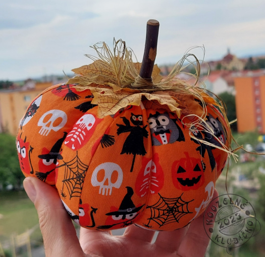 Šitá dýně ORANŽOVÁ S BUBÁKY