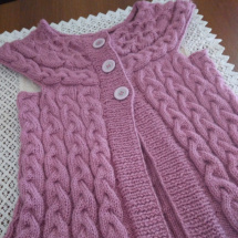 Ručně pletený dívčí svetřík - vesta bez rukávů 