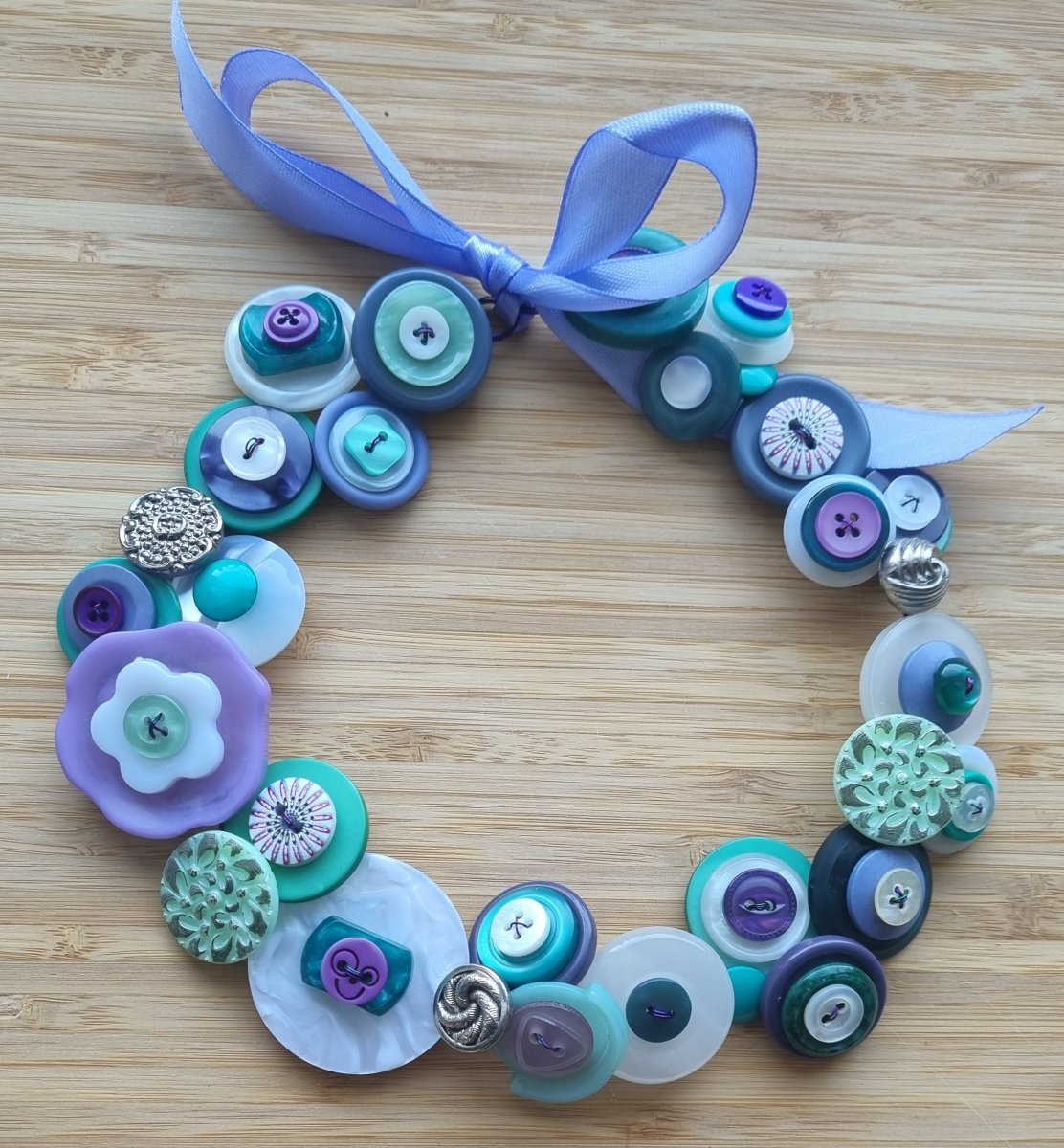 Knoflíkáč - Mentolkovofialkovobílý