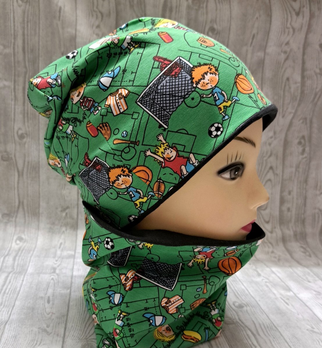 Čepice a nákrčník ...fotbalové hřiště 