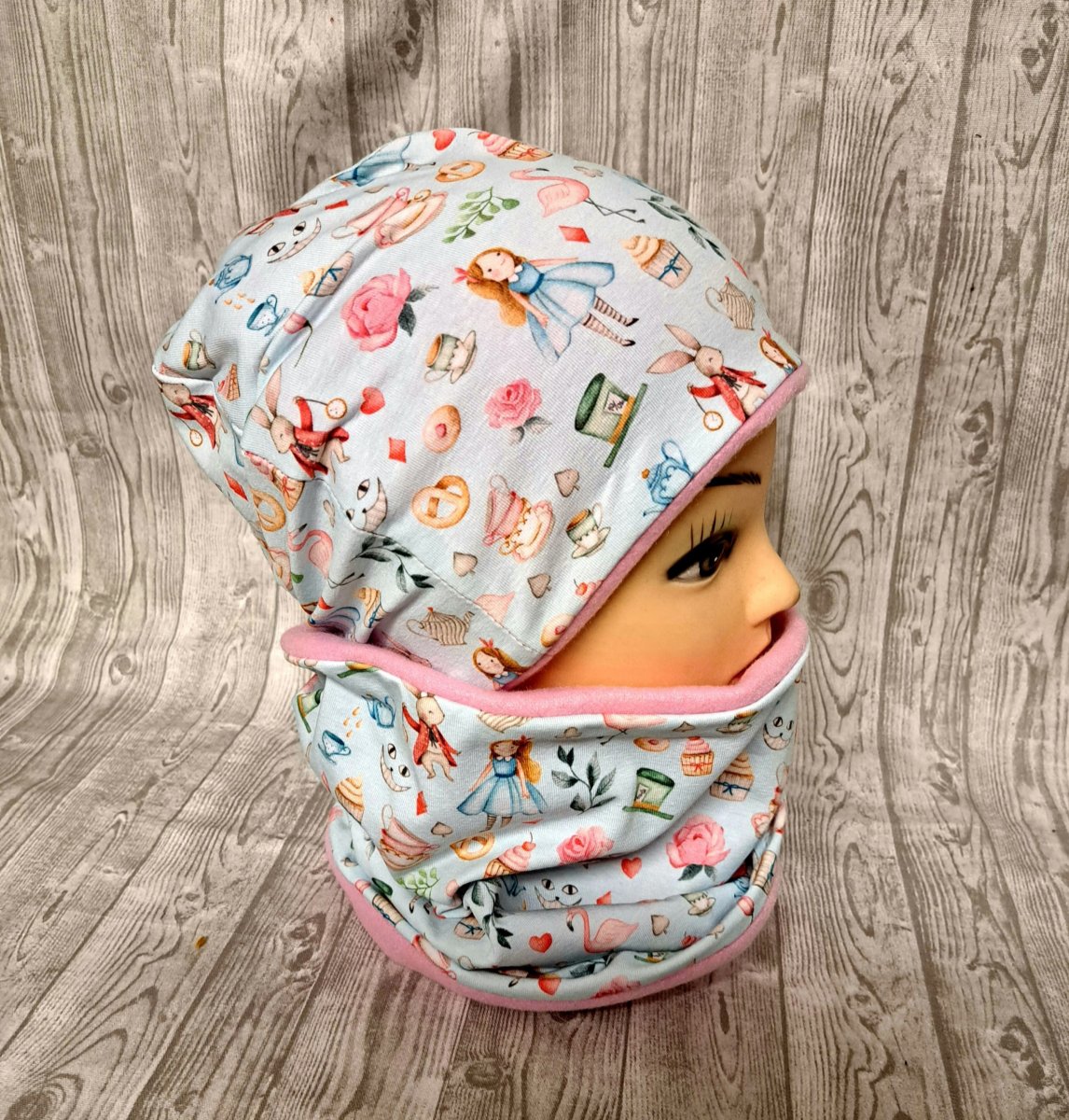 Čepice a nákrčník - Alenka v říši divů 