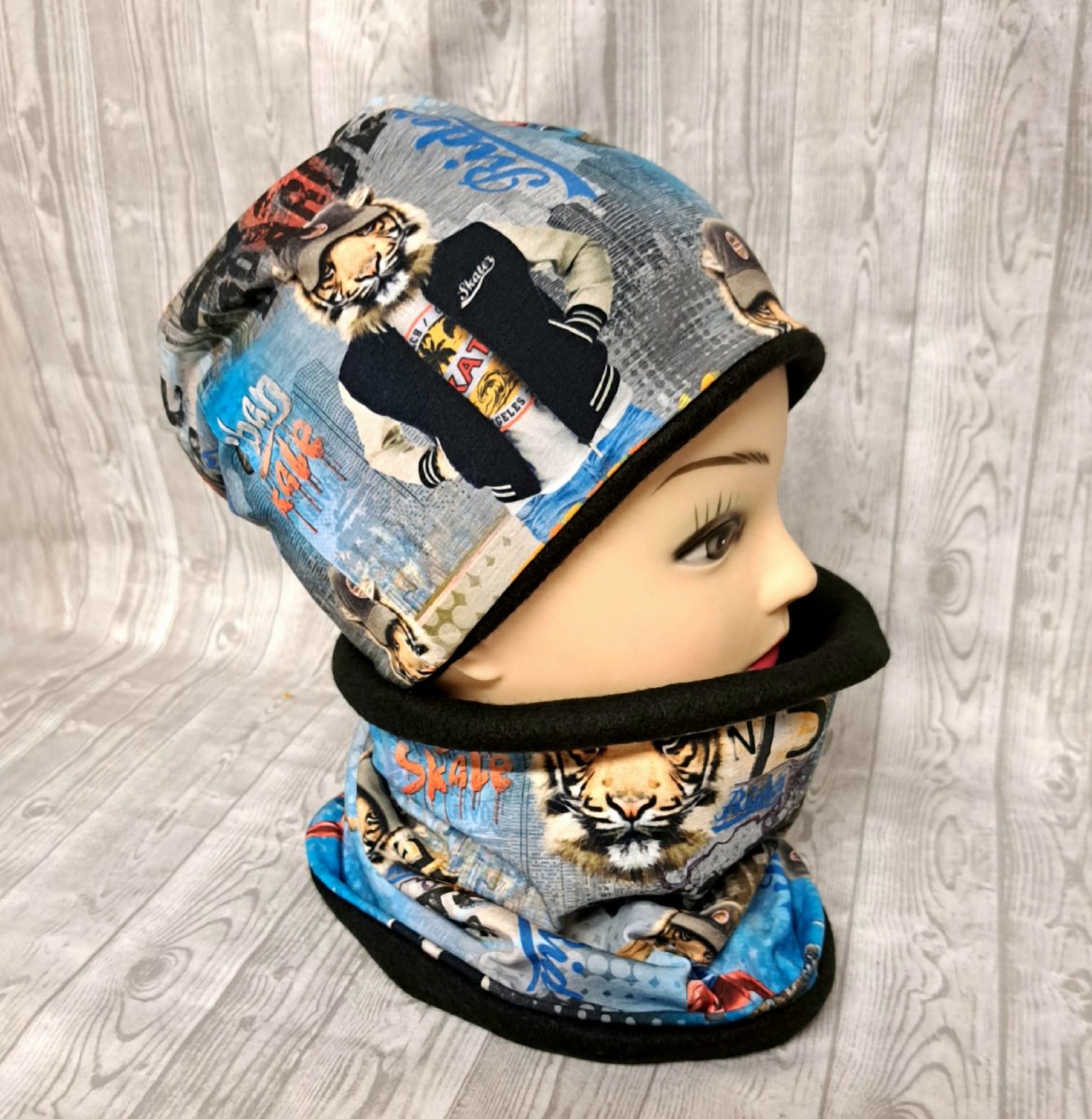 Čepice a nákrčník - tygr skateboard
