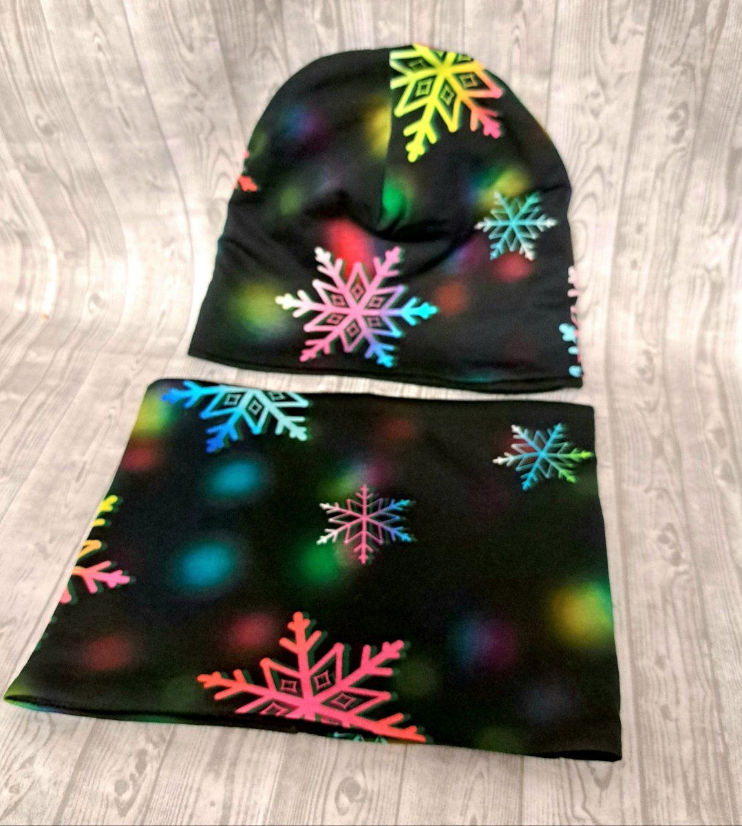 Čepice a nákrčník - vločky barevné 