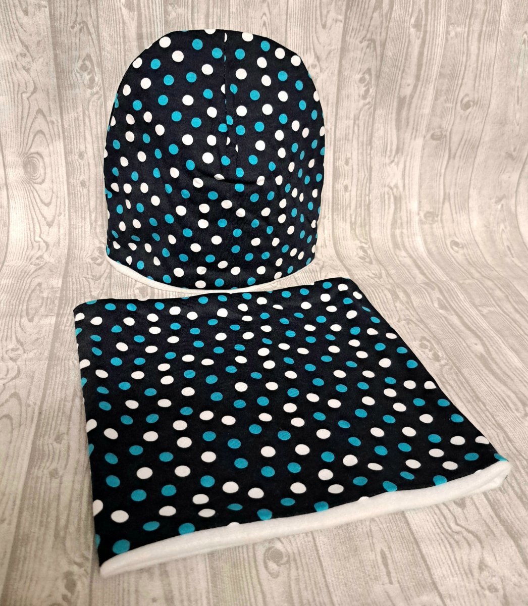 Čepice a nákrčník - puntíky na modré 