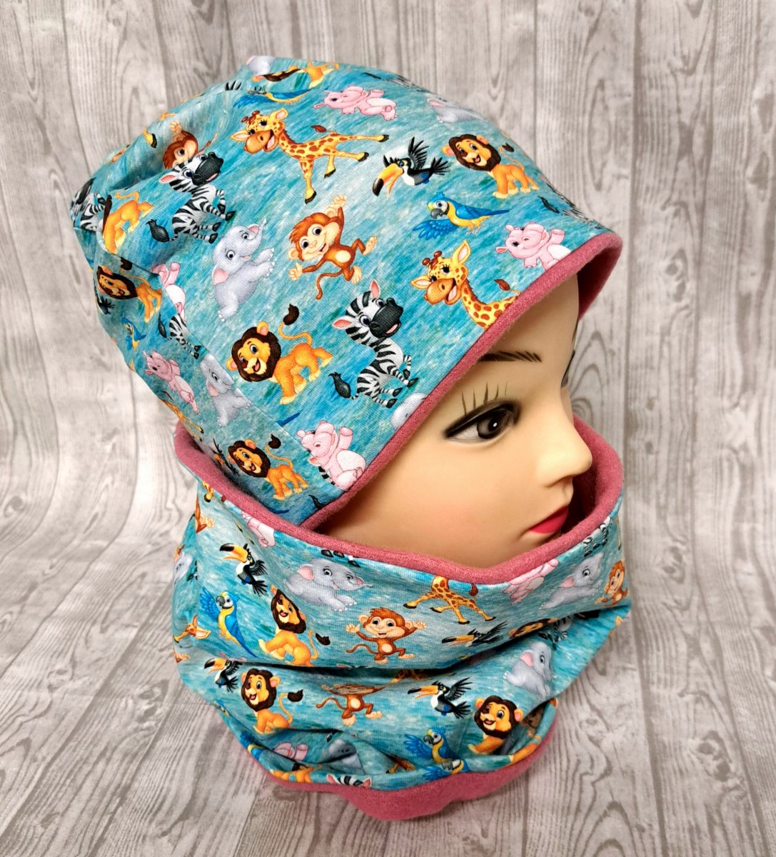 Čepice a nákrčník - zvířátka na tyrkys s růžovou 