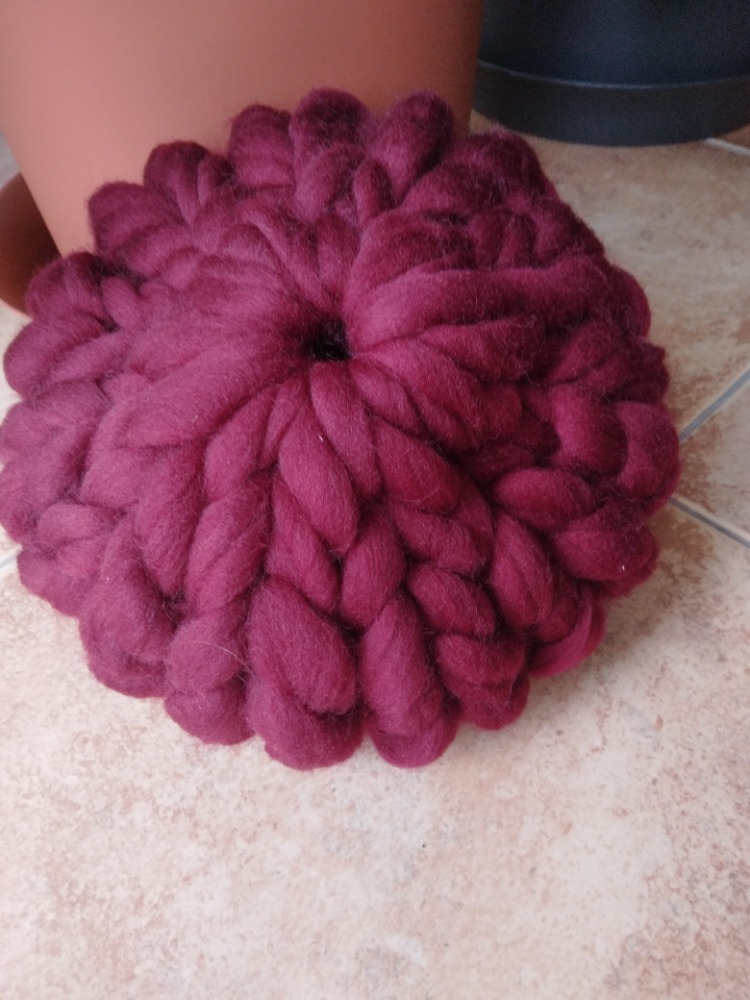 MINI pufík z merino vlny vínově červený