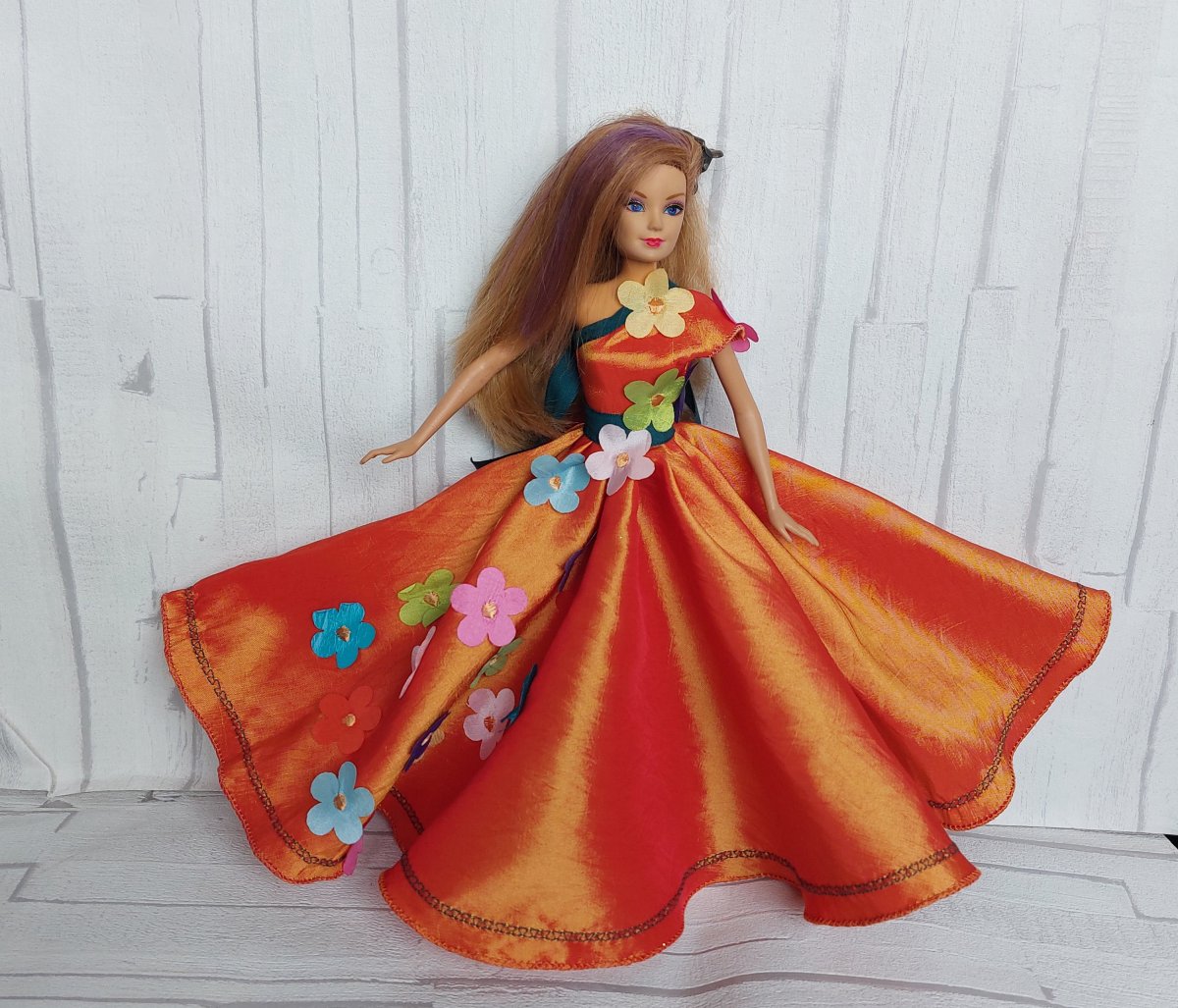 oranžové šatičky s aplikacemi pro Barbie