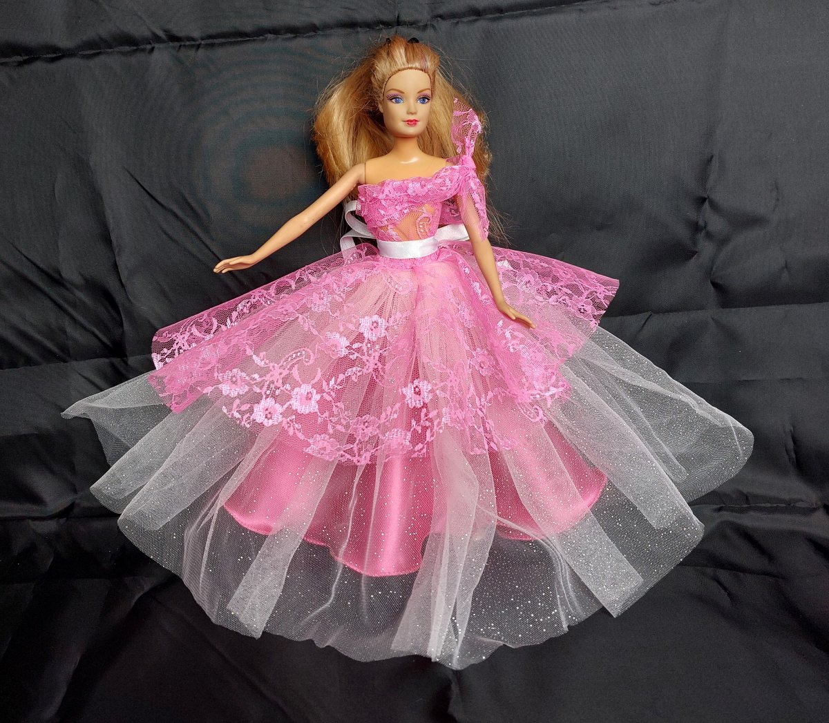 krajkové růžové šatičky pro Barbie