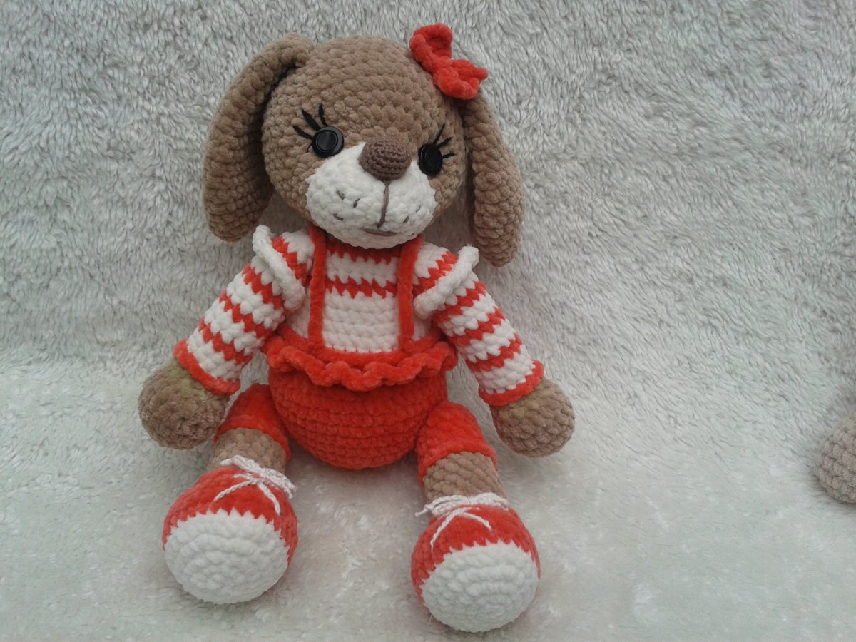 Háčkovaný pejsek - holčička v kalhotách .