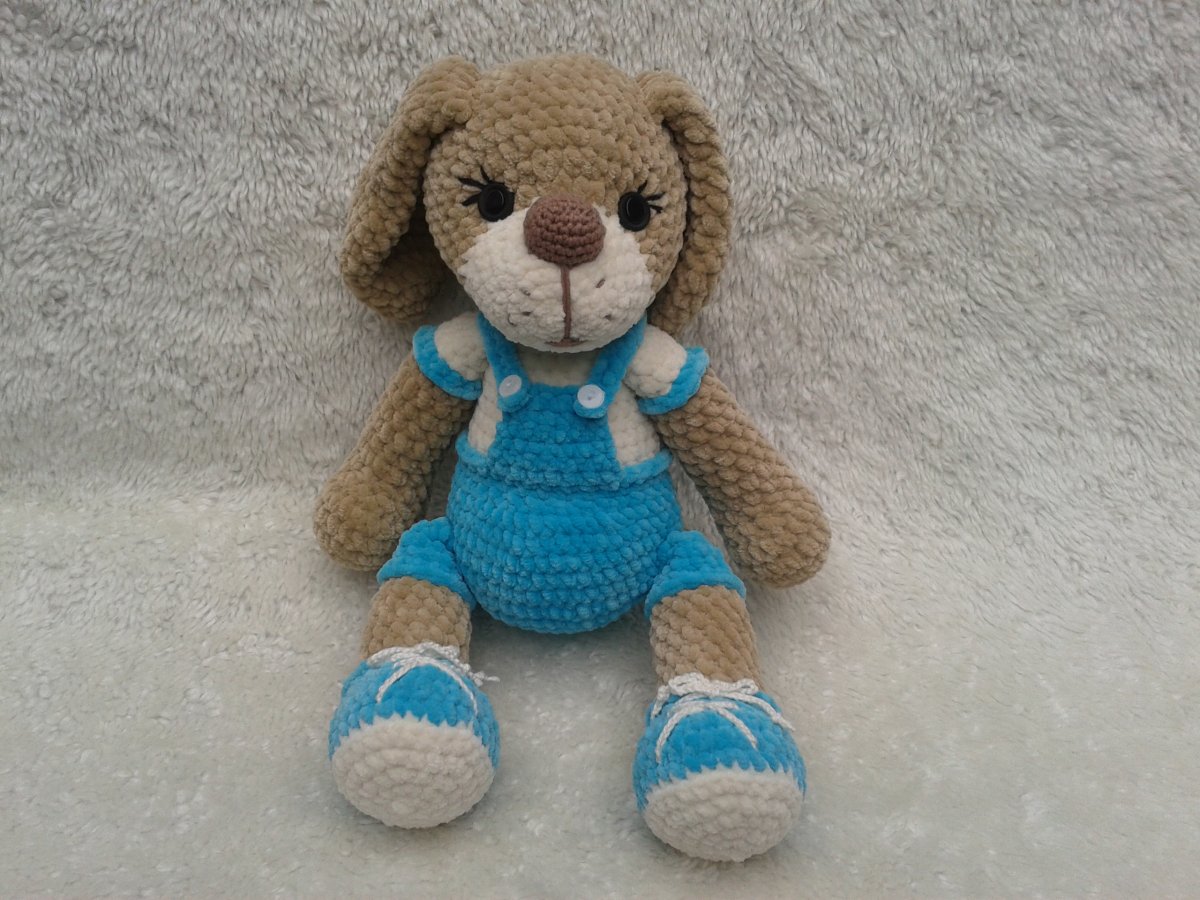 Háčkovaný pejsek- kluk v kalhotách.