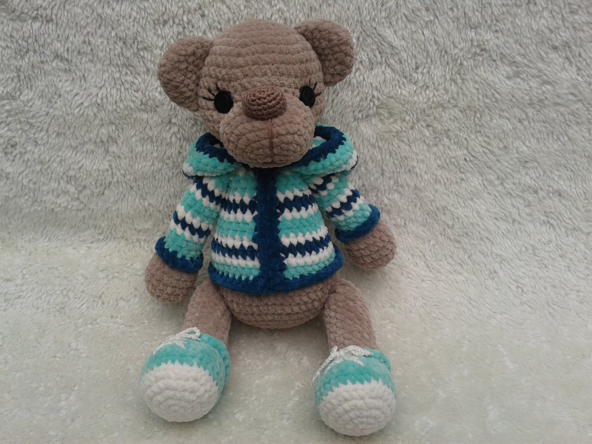 Háčkovaný medvídek v mikině s kapucí .