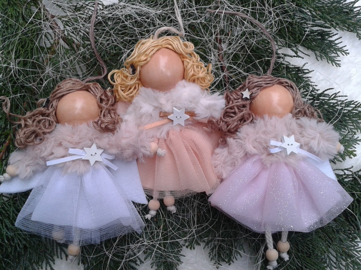 Vánoční anděl s dřevěnou hlavou na zavěšení