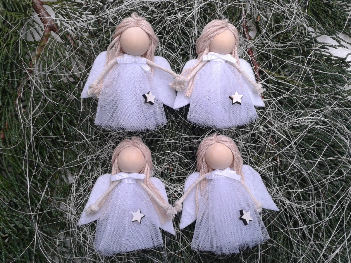 Sada malých andílků na vánoční stromeček