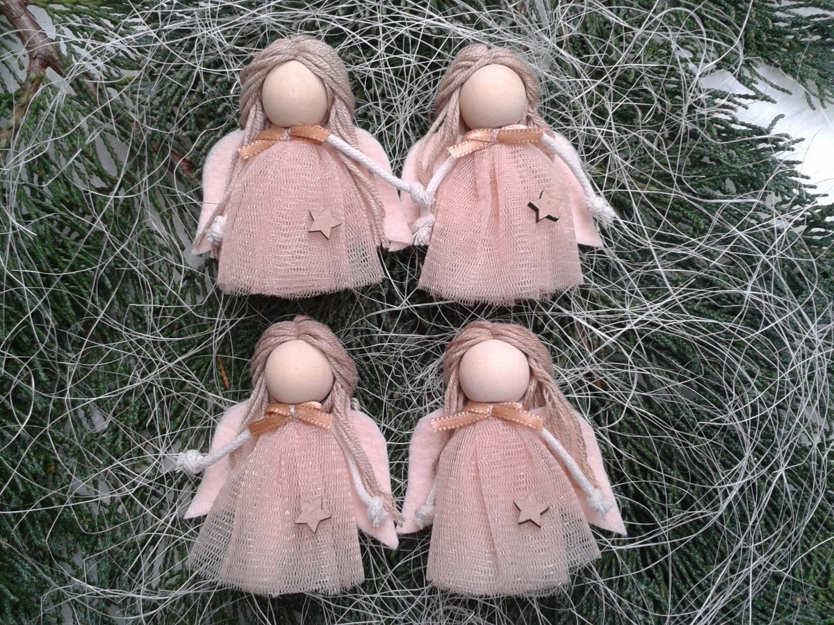 Sada malých andílků na vánoční stromeček