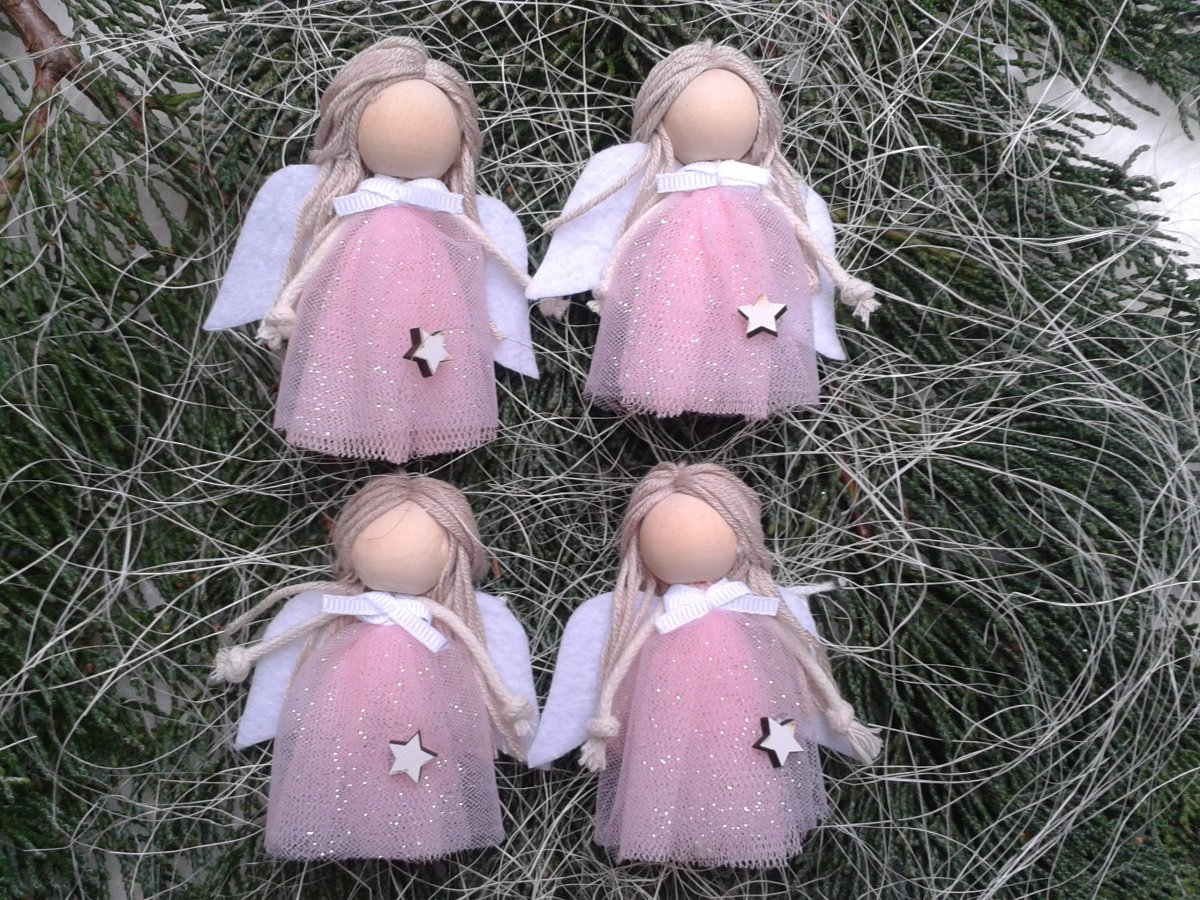 Sada malých andílků na vánoční stromeček